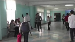 Дефицит мест: в школе на окраине Актау уроки проводят в учительской и кладовой