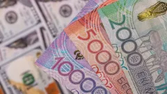 Почему начало сезона отпусков пока не ослабило курс тенге к доллару