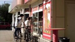 В Караганде мужчина увёз на эвакуаторе чужой донерный ларёк, чтобы самому начать бизнес
