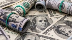 Курс доллара к тенге снизился на KASE перед выходными