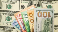 Тенге укрепился к доллару на бирже перед выходными