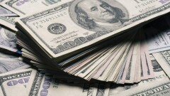 Курс доллара на бирже вырос к тенге перед выходными