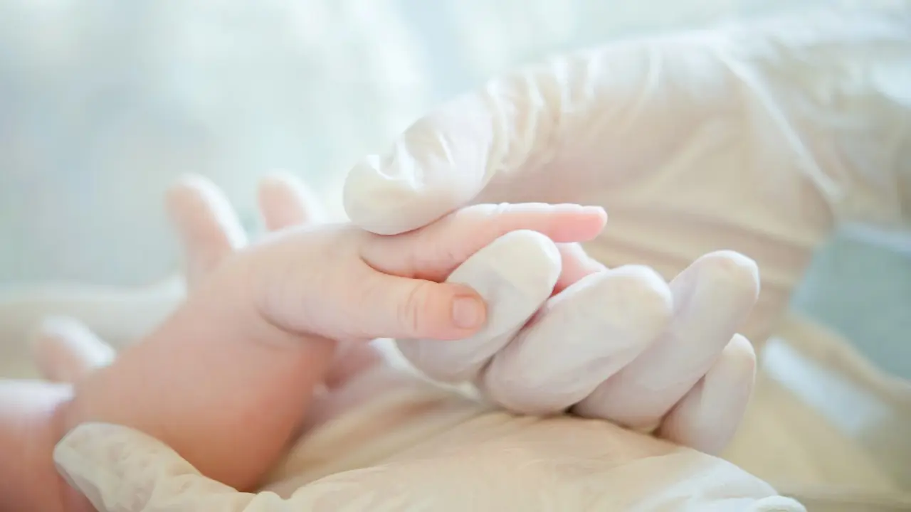 Мама просила о помощи: годовалая девочка умерла в больнице в Караганде