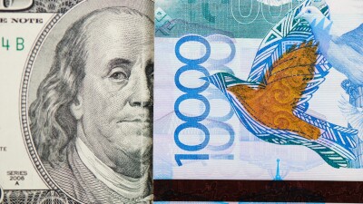Курс доллара снизился почти на 4 тенге на бирже перед выходными