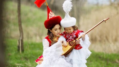 Учащиеся шестых классов могут выбрать курс игры на домбре вместо существующей программы по предмету "Музыка"