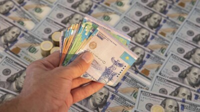 Доллар подорожал на KASE на 2 тенге