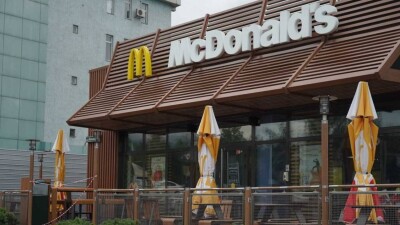 Почему в Казахстане закрылись рестораны McDonald's и когда они возобновят свою работу, выяснил Reuters