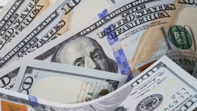 Курс доллара снизился на 4 тенге на бирже перед выходными