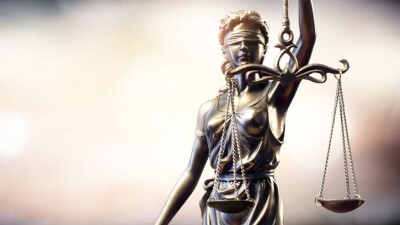 Суд отказал адвокатам, требовавшим отменить запрет на смартфоны в здании полиции