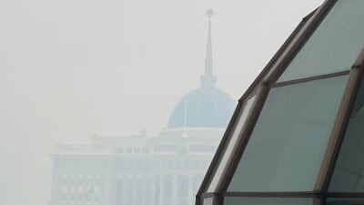 Из-за горения сухостоя Астану затянуло дымом, жителей призвали не выходить на улицу