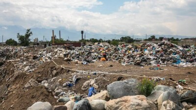 Депутаты: Чиновники с одной стихийной свалки перевозят мусор на другую