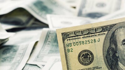Курс доллара снизился к тенге на торгах