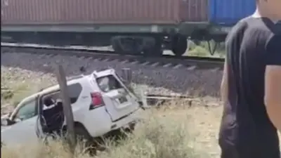 Автомобиль столкнулся с грузовым поездом в Алматинской области