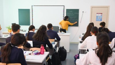 Учиться до последнего дня: школы размещают в соцсетях доказательства того, что они работают в штатном режиме