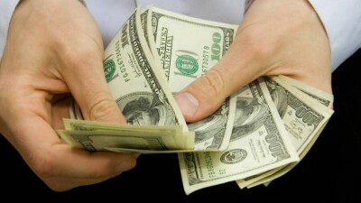 Сколько стоит доллар на бирже и в обменниках перед выходными