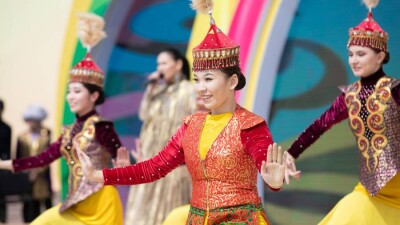 150 кг баурсаков, 100 человек на одной сцене и 30 метров казы: как празднуют Наурыз в мегаполисах