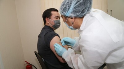 Главный санврач Алматы Жандарбек Бекшин, аким Карагандинской области Женис Касымбек привились от Covid-19