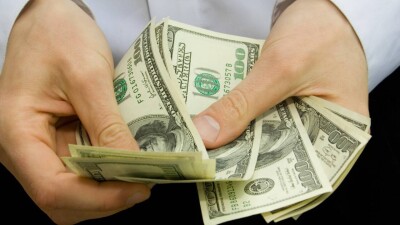 Биржевой курс доллара вырос ещё почти на 4 тенге перед выходными