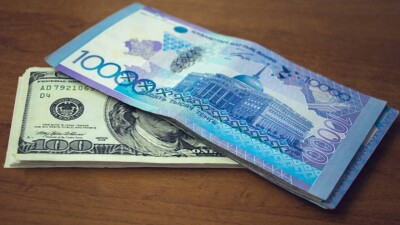 Курс доллара резко снизился к тенге на бирже перед выходными