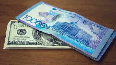 Курс доллара упал на бирже до 444 тенге