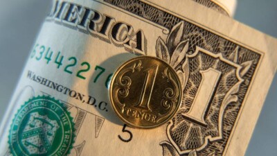 Тенге укрепился к доллару, несмотря на падение цен на нефть