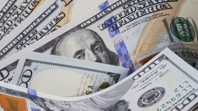 Курс доллара на бирже вырос на 2,5 тенге