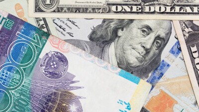 Курс доллара снизился на два тенге на бирже перед выходными