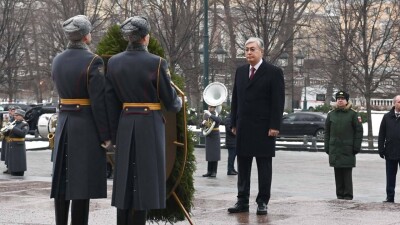 Токаев возложил цветы к мемориалу "Могила Неизвестного Солдата" в Москве