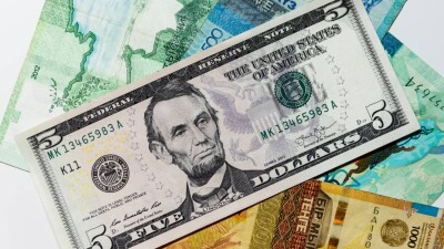 Курс доллара снизился на 2 тенге на биржевых торгах