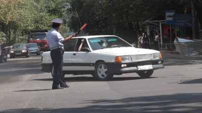 Прокатившему полицейского на капоте водителю вынесли приговор в Шымкенте