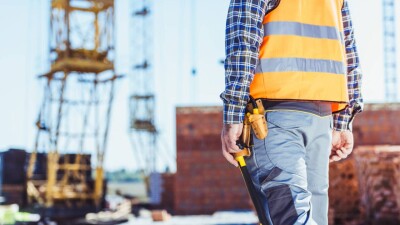 В Усть-Каменогорске строитель разбился на непроверенном подъёмнике. Работодателю назначили условный срок
