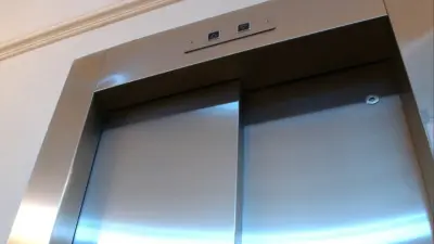 Двое детей застряли в лифте многоэтажки в Астане