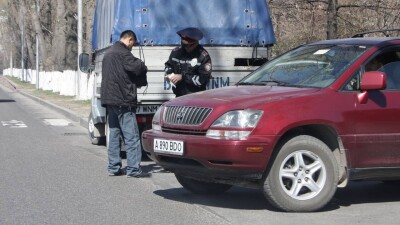 Пристегните ремни и уберите смартфоны: на дорогах Казахстана будет больше полицейских до конца февраля