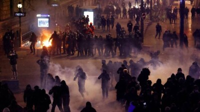 Во Франции не утихают протесты против пенсионной реформы: в Париже задержали 46 демонстрантов