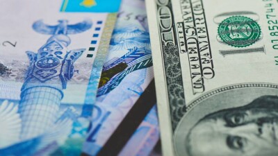 Доллар подешевел на бирже ещё почти на 2 тенге