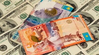 Курс доллара снизился к тенге на бирже перед выходными