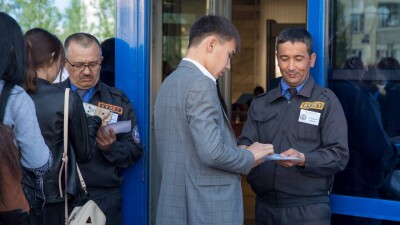 Промежуточные итоги ЕНТ: 92 абитуриента лишились права сдать тест из-за смартфонов и шпаргалок