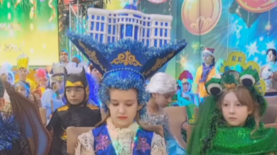 Корона-Акорда, девочка-флаг и Экомэн: участники президентской ёлки в СКО вновь удивили своими костюмами