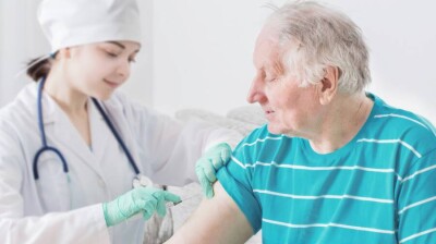 В США разрешили ревакцинацию пожилых и людей из группы риска препаратом Pfizer