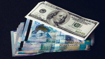 Доллар упал ещё почти на 6 тенге на бирже