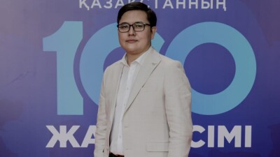 Глава центра вакцинологии Кайсар Табынов рассказал, как попал в больницу с Covid-19, хотя был привит от КВИ