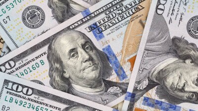 Доллар подешевел на бирже на 2 тенге