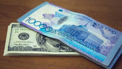 Курс доллара на бирже продолжает расти, достигнув максимума с начала июля