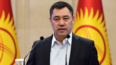 Жапаров обратился к депутатам: Я приглашаю министров по срочной работе, а они весь день в парламенте