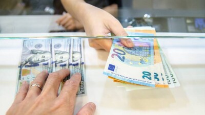 По какому курсу продают и покупают доллары в обменниках Казахстана