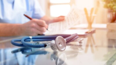 "Финансовое оздоровление за свой счёт". Клиникам выделят ещё 59 млрд тенге из ФСМС, но сумма их долгов больше