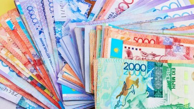 Подпись главы Нацбанка снова будут наносить на купюры тенге