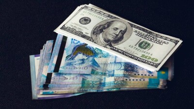 Курс доллара вырос почти на три тенге на первых биржевых торгах 2023 года