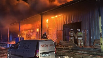 Пожар площадью 500 квадратных метров произошёл на складе с лаками и красками в Алматы