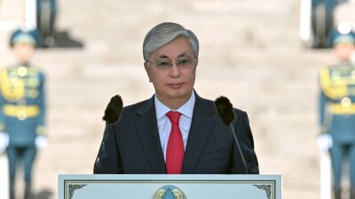 "Во всём мире узнаваем наш небесно-голубой стяг". Токаев принял участие в церемонии поднятия флага РК